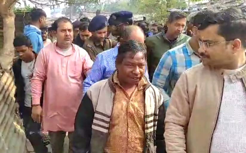 घटनास्थल पर उमड़ी भीड़