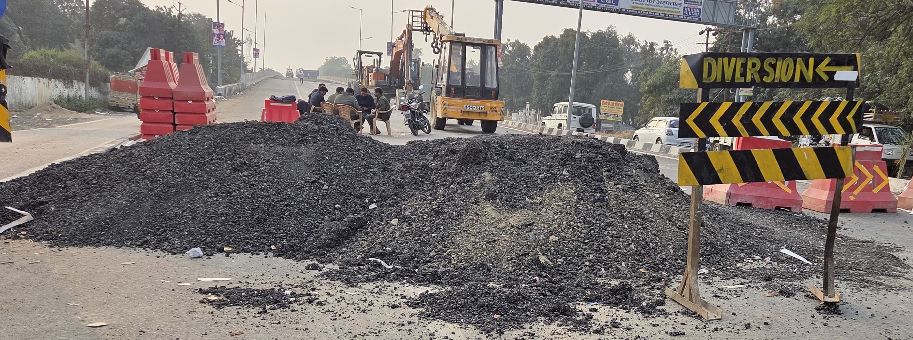  हरदोई–लखनऊ राष्ट्रीय राजमार्ग पर हो रही खोदाई।