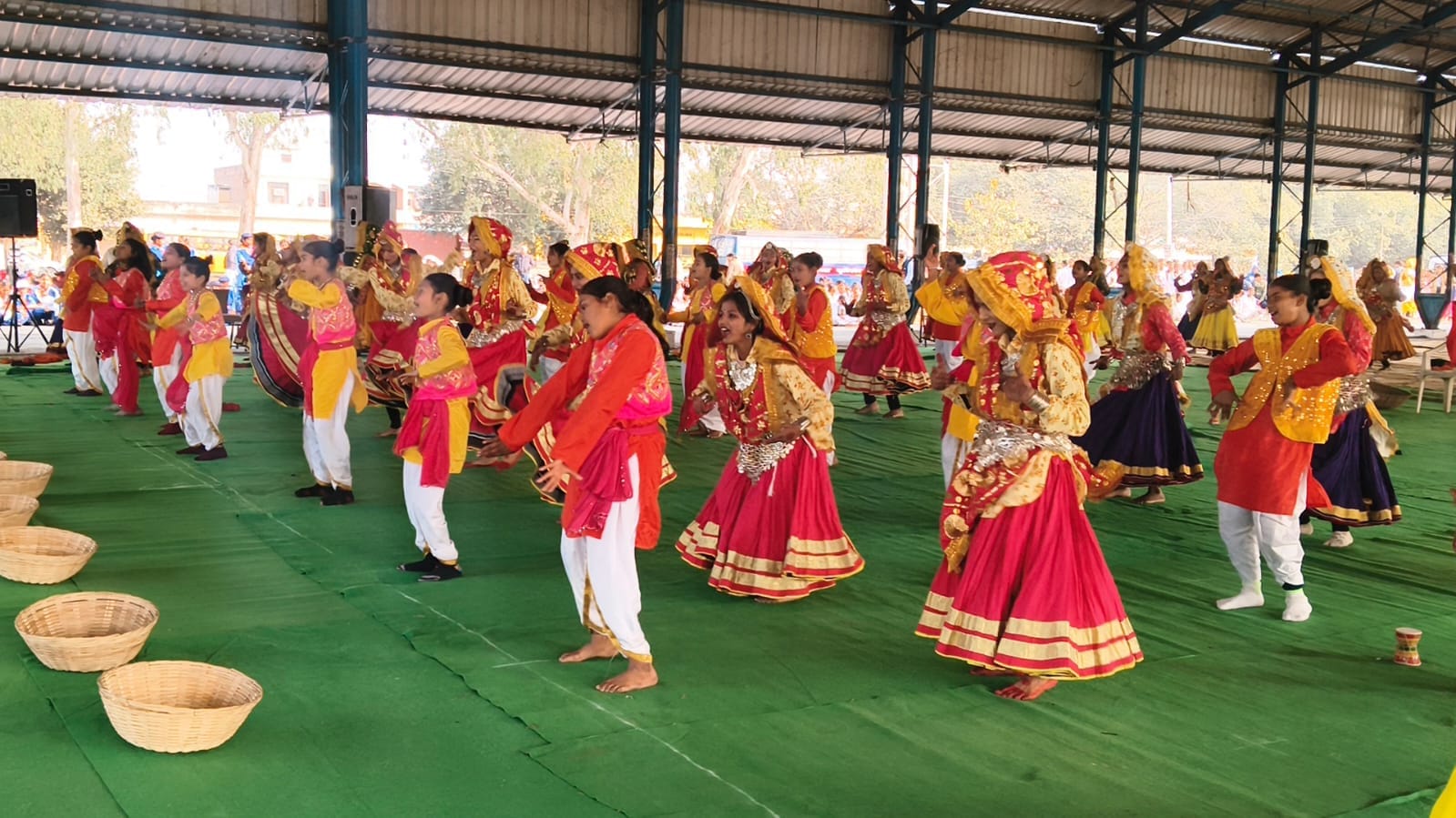 जगाधरी अनाज मंडी में फाइनल रिहर्सल देने के लिए बैठे स्कूली बच्चे। संवाद जगाधरी अनाज मंडी में फाइनल रिहर्सल देने के लिए बैठे स्कूली बच्चे। संवाद