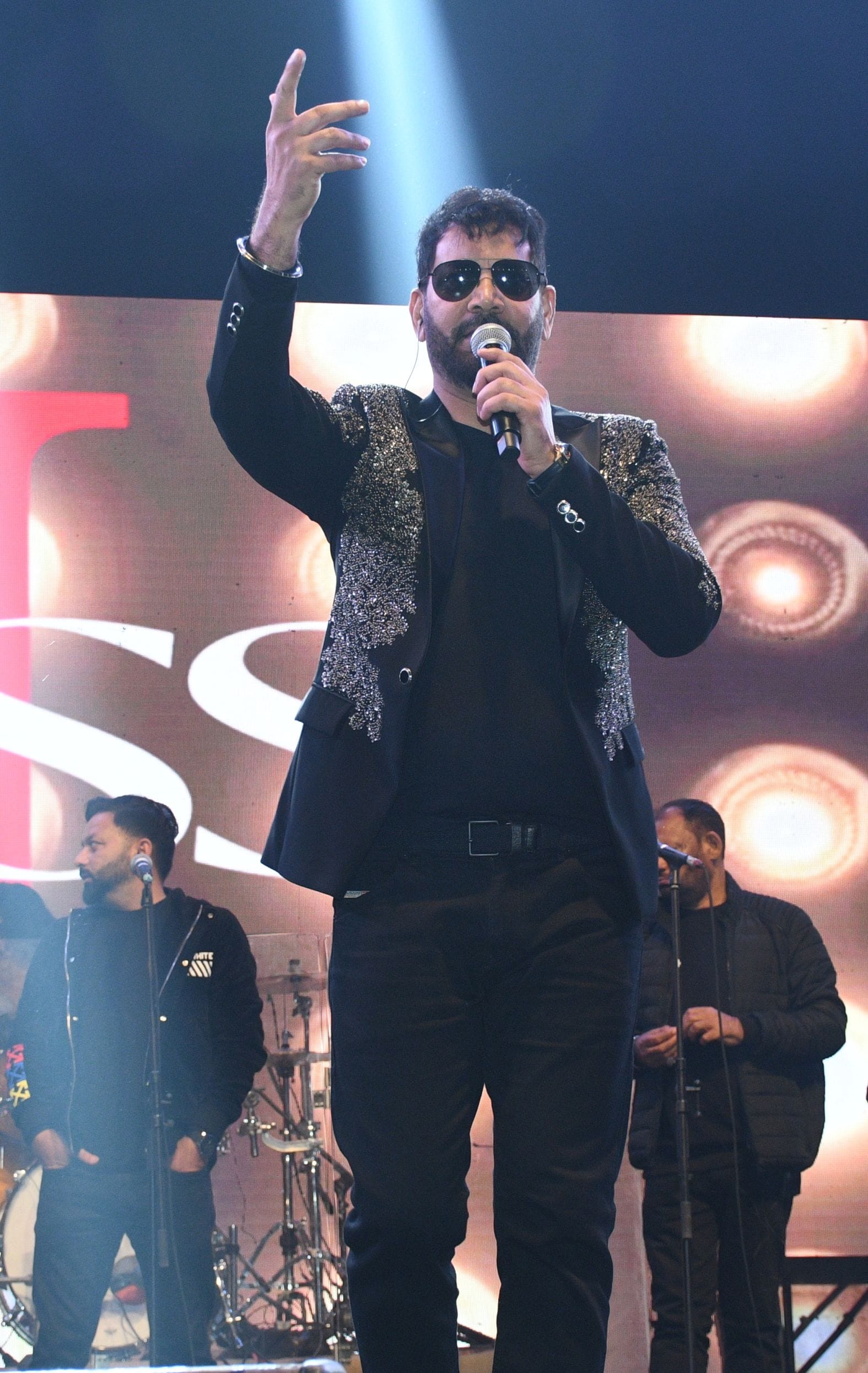 जस्सी के गीतों पर झूम के नाचे लखनवी