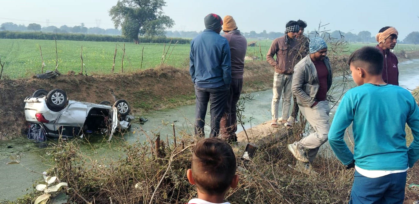 जैतपुर के कमतरी में चंबल नहर में गिर कर पलटी कार जैतपुर के कमतरी में चंबल नहर में गिर कर पलटी कार