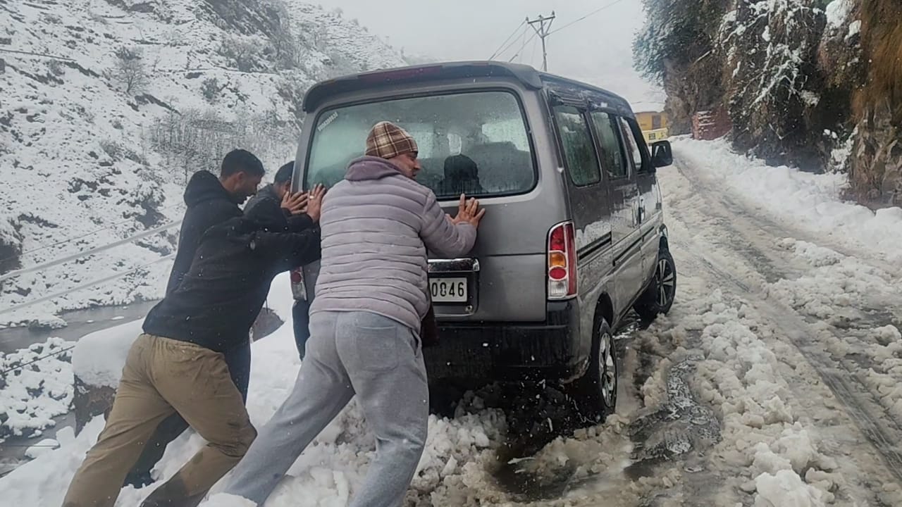 करीब एक दशक बाद पुंछ नगर के आस पास के बर्फ से लदे पहाड़ों का मनमोहक नजारा