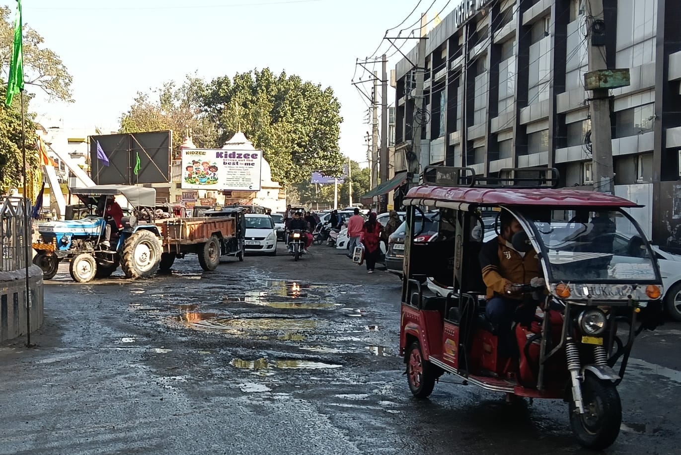 कैथल के सेक्टर 18 में बना बड़ा गड्ढा। कैथल के सेक्टर 18 में बना बड़ा गड्ढा।