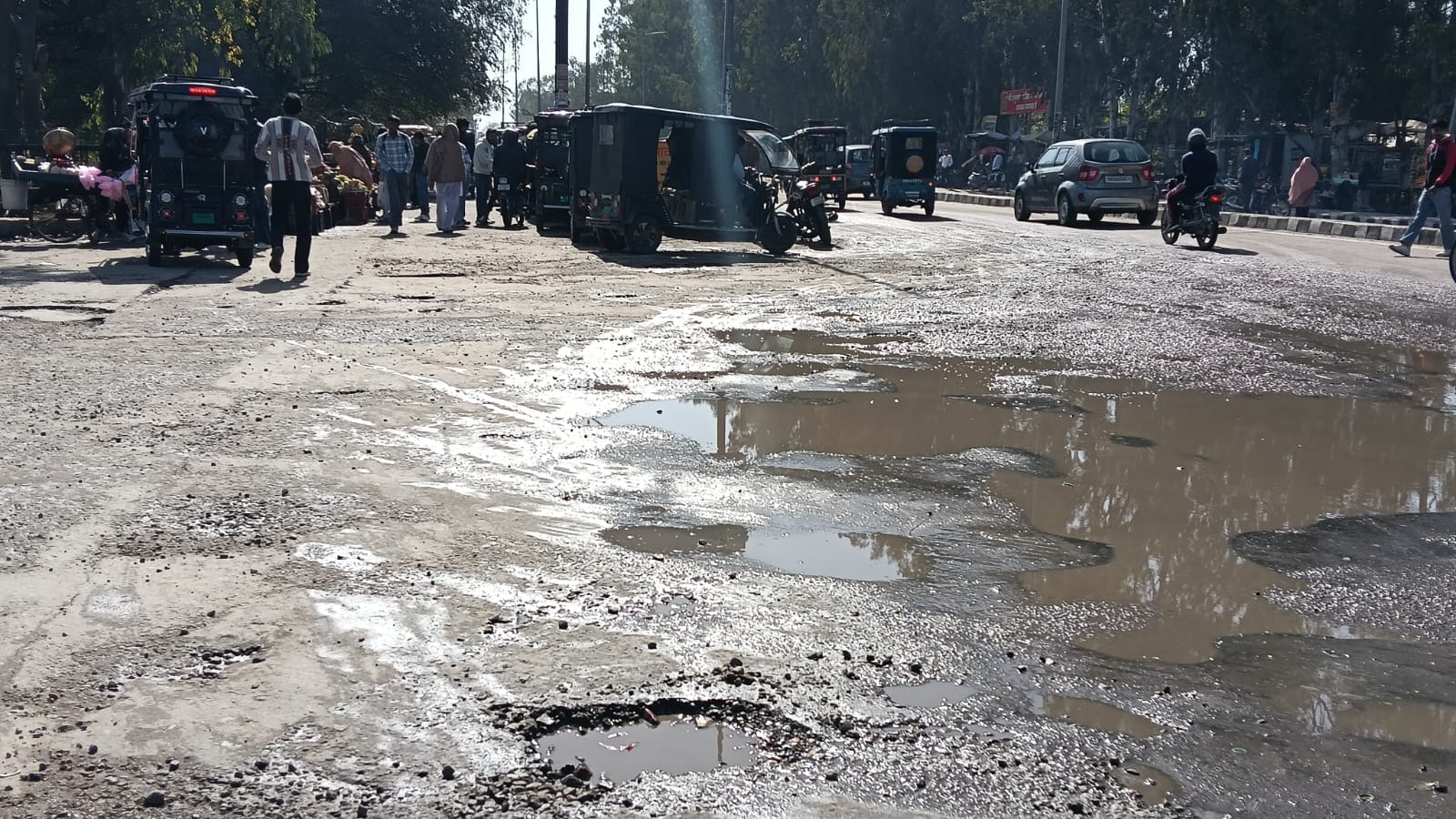 कैथल के सेक्टर 18 में बना बड़ा गड्ढा। कैथल के सेक्टर 18 में बना बड़ा गड्ढा।