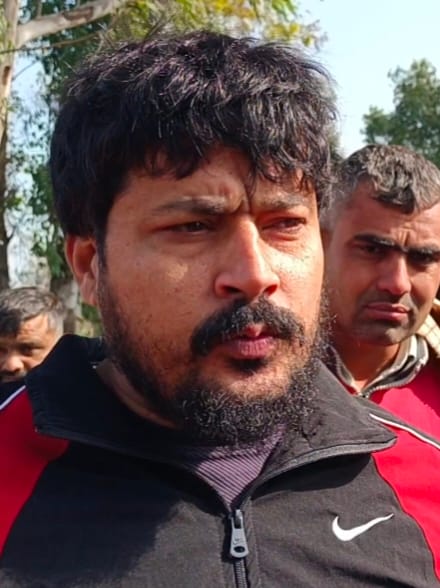 मुंडलाना में माइनर का कट और इसके टूटने के बाद खेतों में भरा पानी। संवाद मुंडलाना में माइनर का कट और इसके टूटने के बाद खेतों में भरा पानी। संवाद