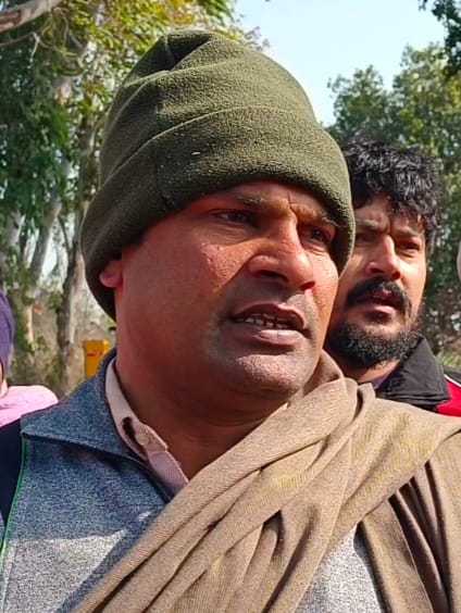 मुंडलाना में माइनर का कट और इसके टूटने के बाद खेतों में भरा पानी। संवाद मुंडलाना में माइनर का कट और इसके टूटने के बाद खेतों में भरा पानी। संवाद