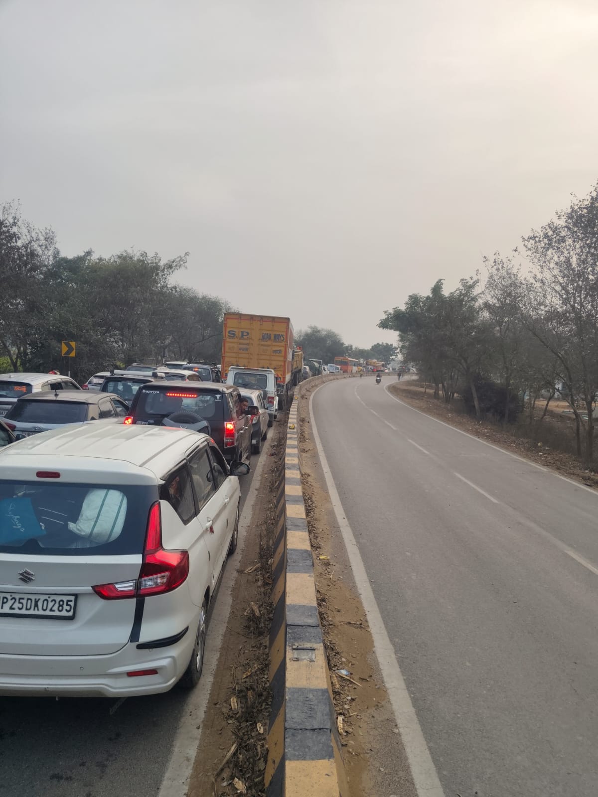 मलगांव रेलवे क्रॉसिंग पर टूटी बूम की वायर। स्रोत- स्थानीय निवासी