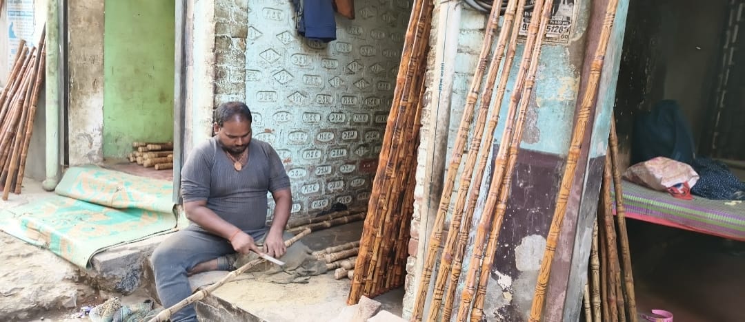 मूरतगंज में लाठी को रंग देते कारीगर। संवाद