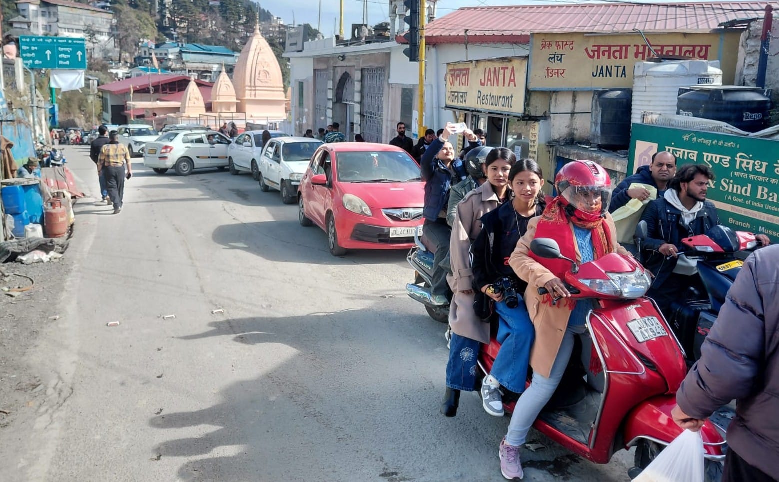 मसूरी में बड़ी संख्या में पहुंचे सैलानी, सड़क पर लगा जाम--संवाद -1