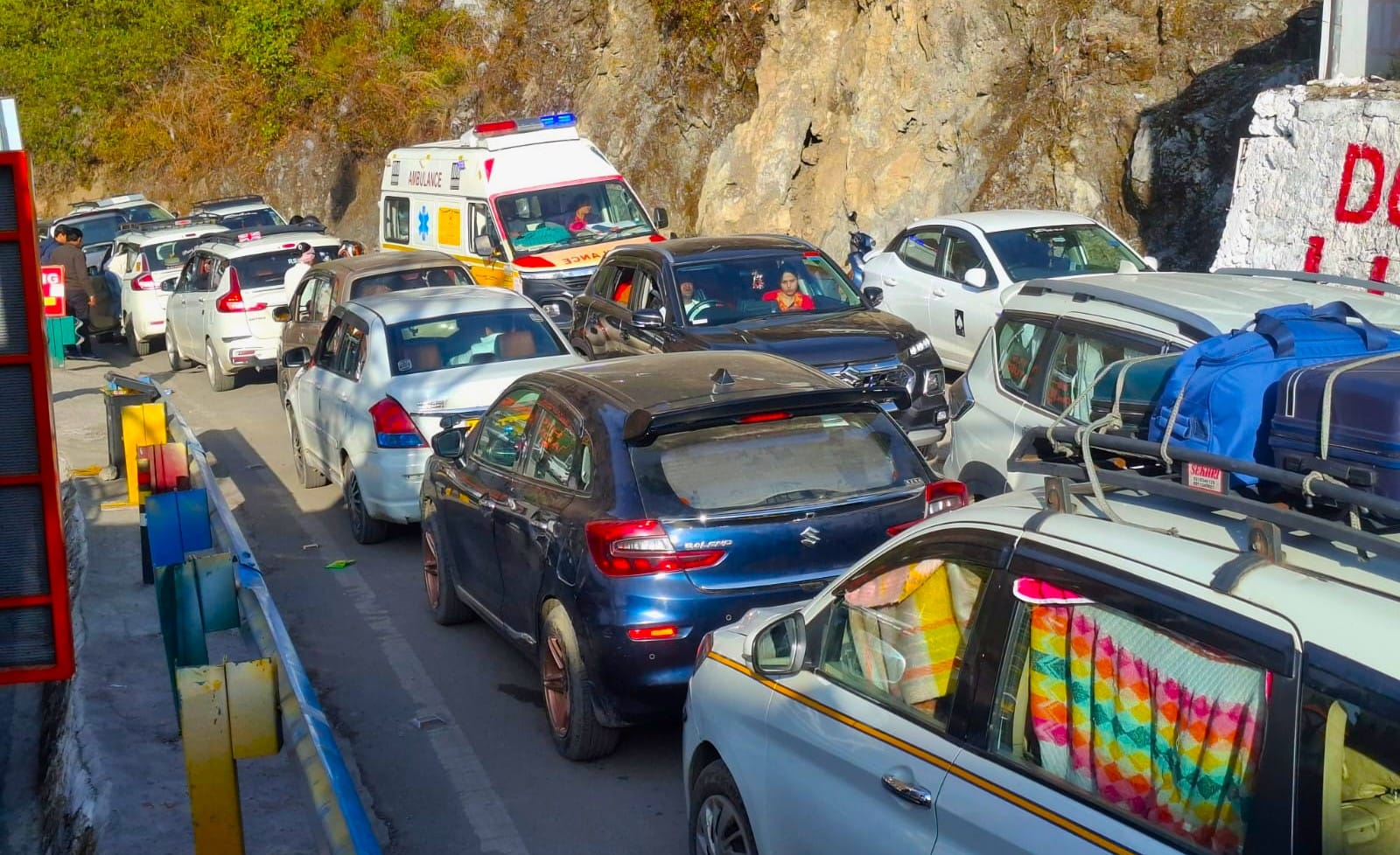 मसूरी में बड़ी संख्या में पहुंचे सैलानी, सड़क पर लगा जाम--संवाद -1