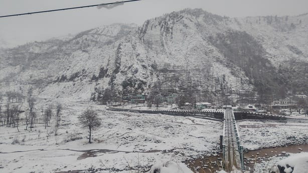 पुंछ जिले में दूसरे दिन भी सभी मुख्य सड़क मार्ग बंद रहने के कारण पैदल चलते लोग