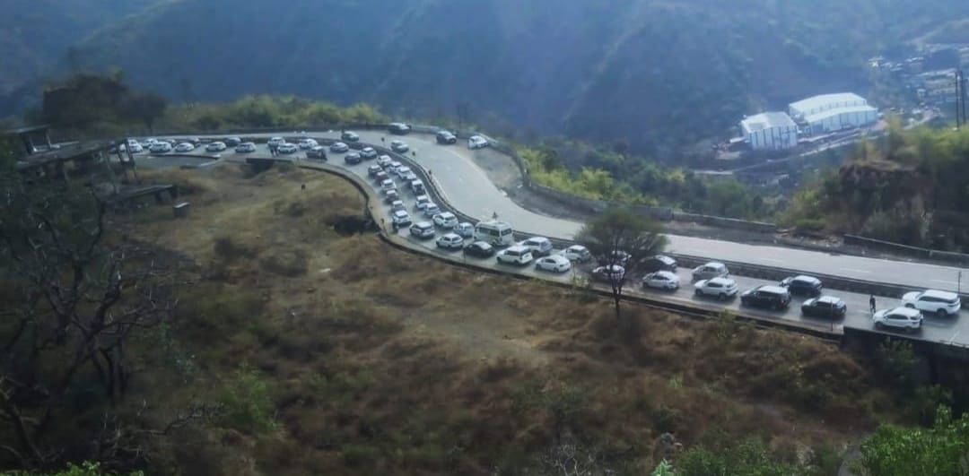 प्रदेश में बर्फबारी होने के बाद परवाणू टोल पर लगी लंबी कतारे। संवाद