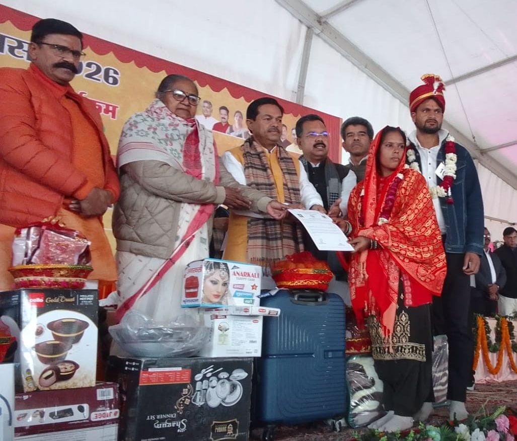 रंगोली प्रतियोगिता में हिस्सा लेती छात्राएं। संवाद रंगोली प्रतियोगिता में हिस्सा लेती छात्राएं। संवाद