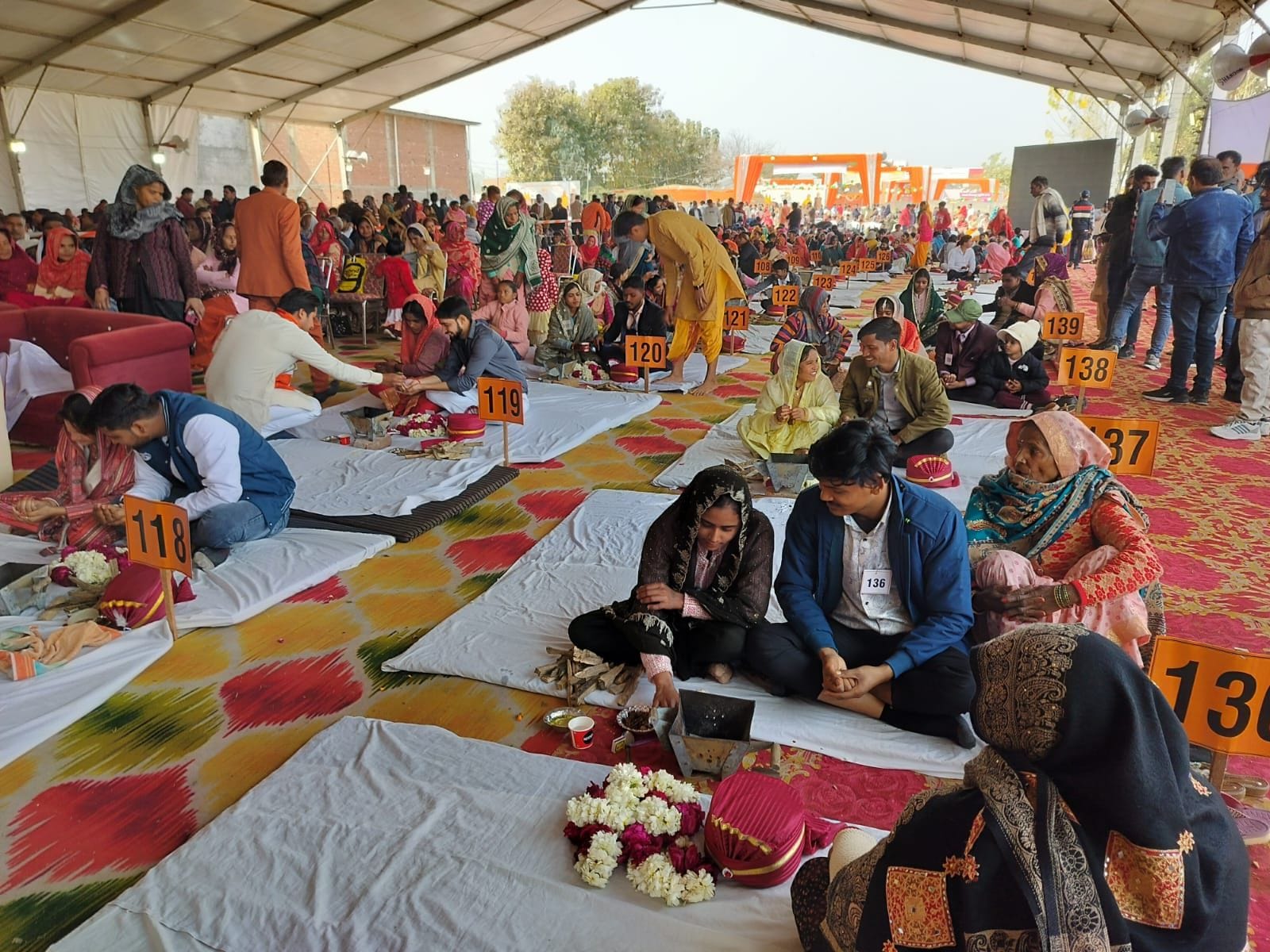 रंगोली प्रतियोगिता में हिस्सा लेती छात्राएं। संवाद रंगोली प्रतियोगिता में हिस्सा लेती छात्राएं। संवाद