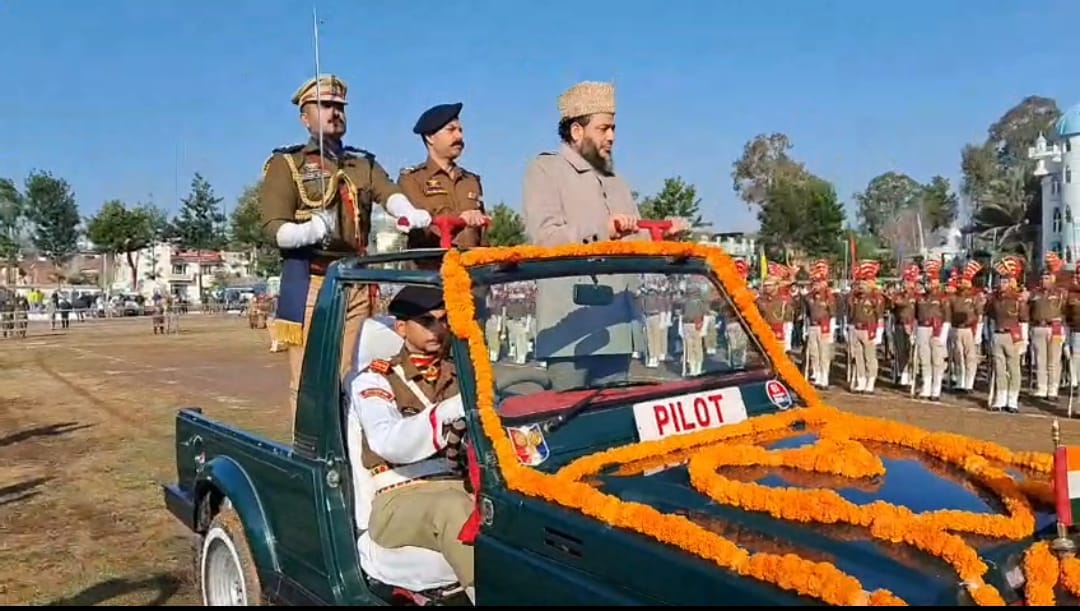 राजोरी गणतंत्र दिवस पर फुल ड्रेस रिहर्सल के दौरान परेड का निरिक्षण करते एडीडीसी स्रोर संवाद