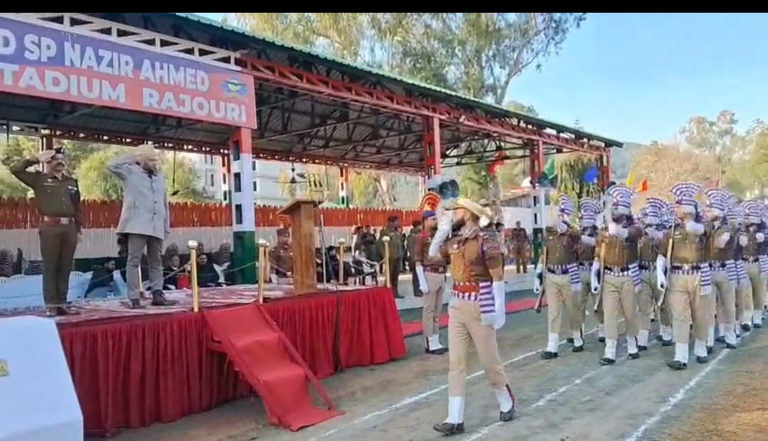 राजोरी गणतंत्र दिवस पर फुल ड्रेस रिहर्सल के दौरान परेड का निरिक्षण करते एडीडीसी स्रोर संवाद