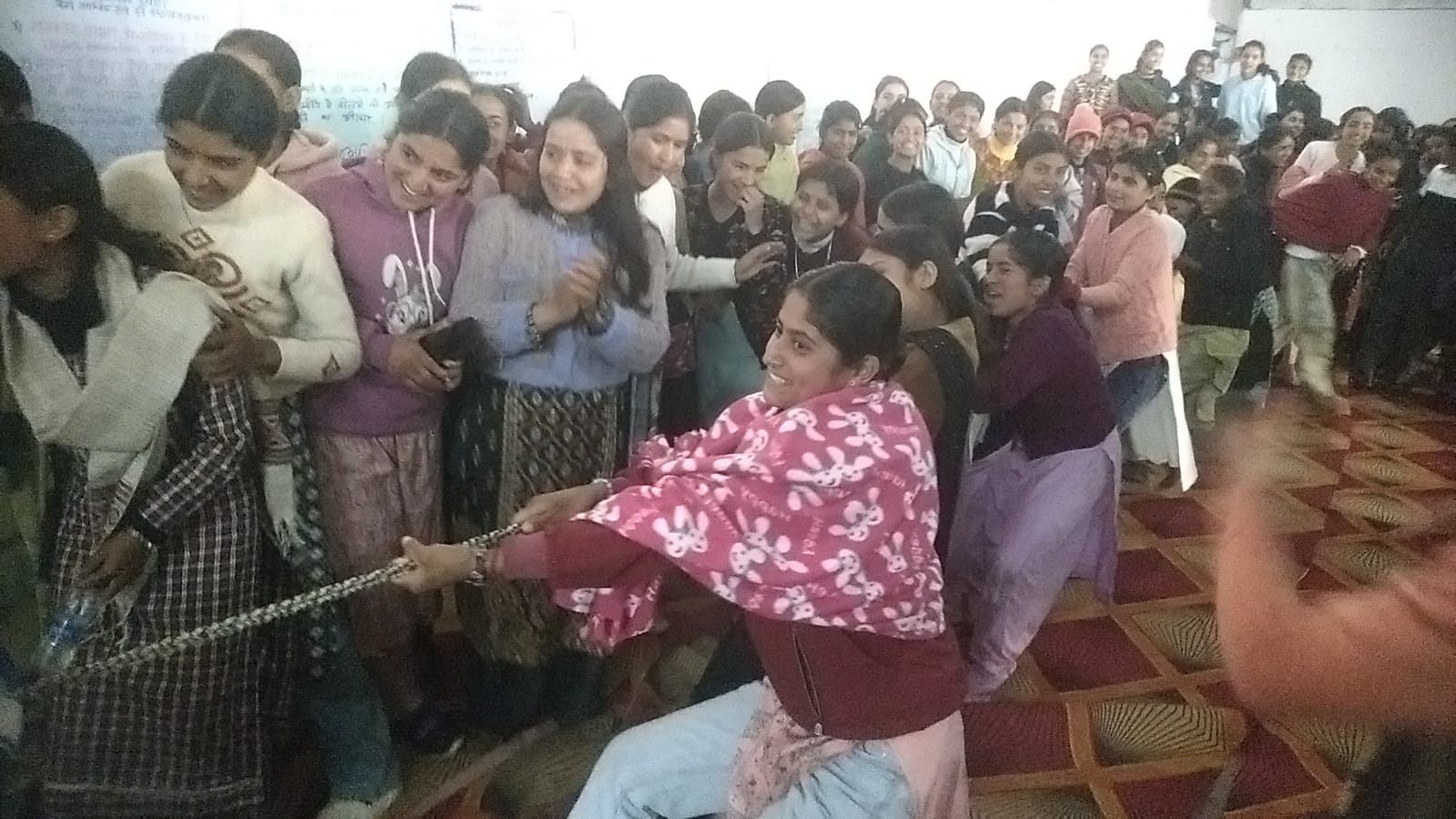 रेणुका जी में आयोजित मेले भाग लेती युवतियां।संवाद