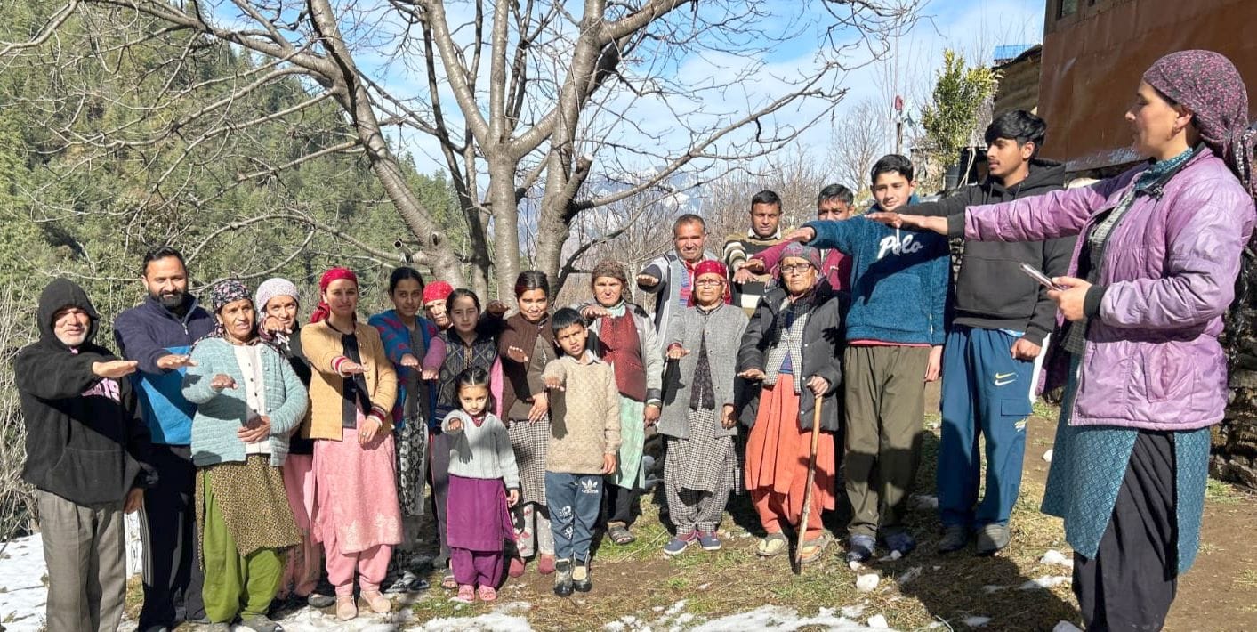 राष्ट्रीय मतदाता दिवस पर थाना ननखड़ी में मतदान की शपथ लेते ग्रामीण। संवाद राष्ट्रीय मतदाता दिवस पर थाना ननखड़ी में मतदान की शपथ लेते ग्रामीण। संवाद