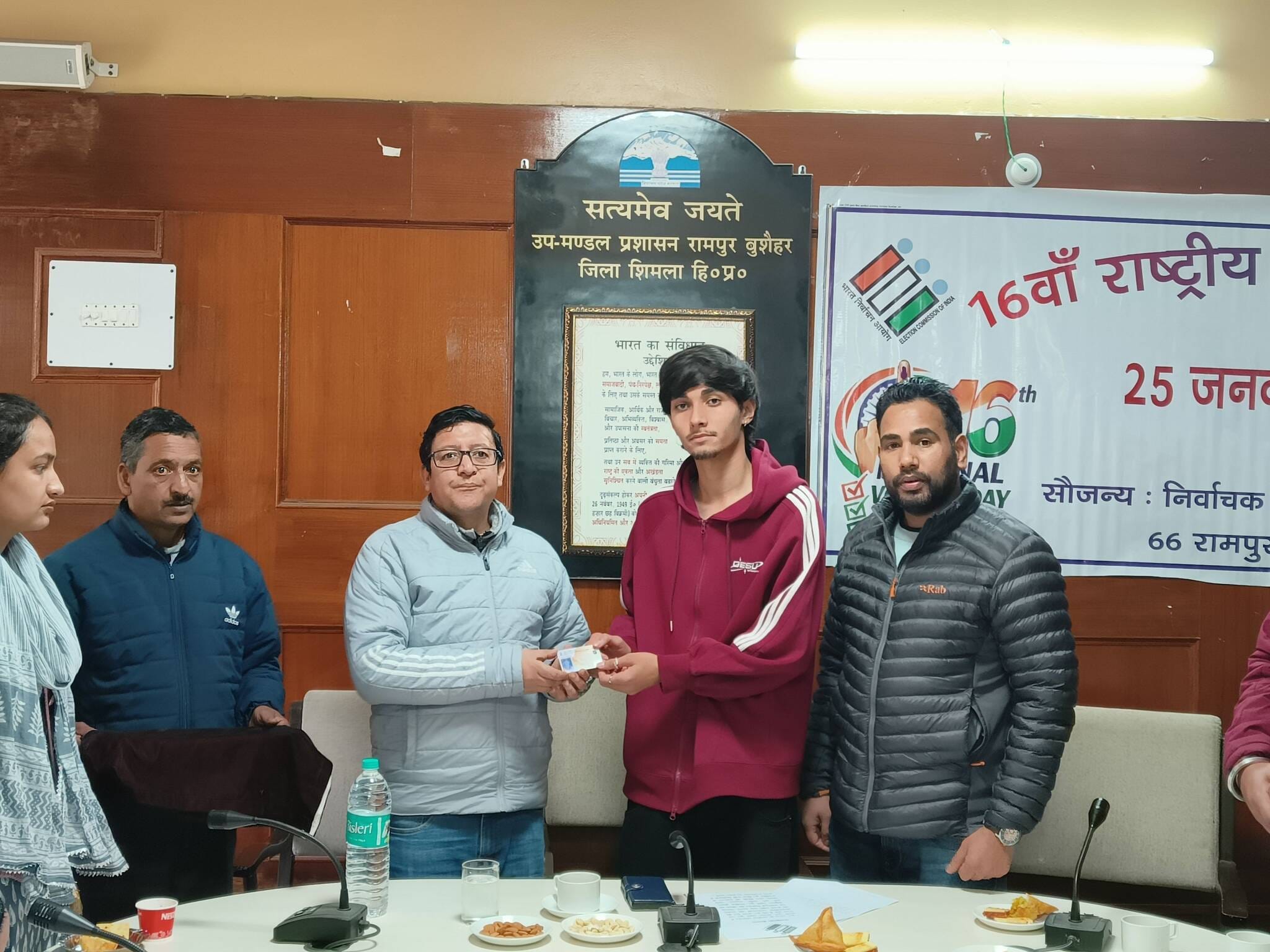 राष्ट्रीय मतदाता दिवस पर थाना ननखड़ी में मतदान की शपथ लेते ग्रामीण। संवाद राष्ट्रीय मतदाता दिवस पर थाना ननखड़ी में मतदान की शपथ लेते ग्रामीण। संवाद