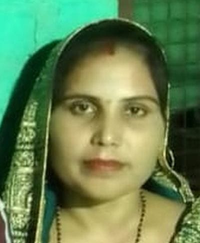 रोते-बिलखते रजनी के मायके पक्ष के लोग। संवाद रोते-बिलखते रजनी के मायके पक्ष के लोग। संवाद