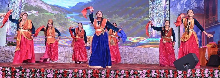 सरोजनीनगर के विधायक डाॅ. राजेश्वर सिंह का फूलों की माला पहनकर किया स्वागत व सांस्कृतिक कार्यक्र