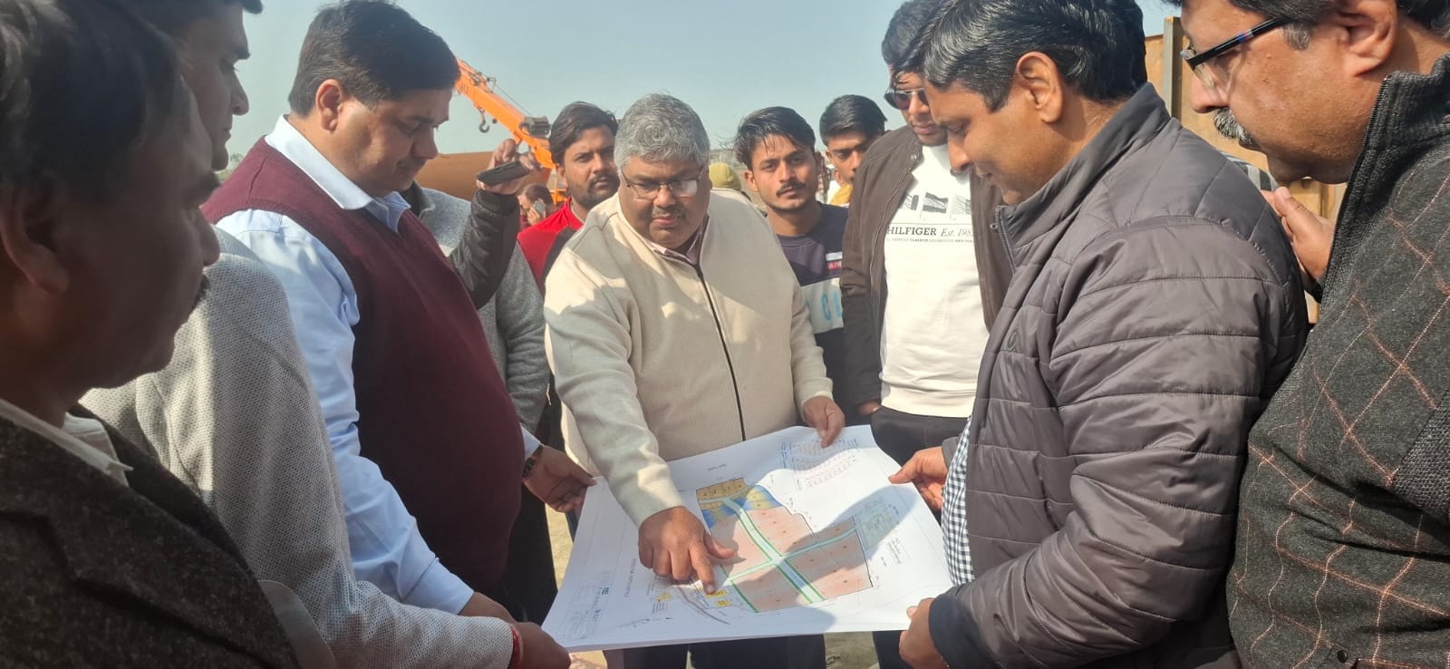 शामली रोटन में टेक्सटाइल पार्क में जानकारी लेते विशेष सचिव व अन्य। संवाद