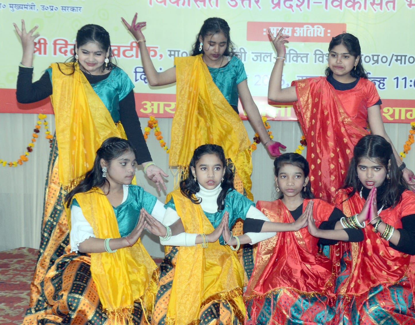 शामली सिटी ग्रीन  में आयोजित यूपी दिवस पर सांस्कृतिक कार्यक्रम प्रस्तुत करती छात्राएं । संवाद