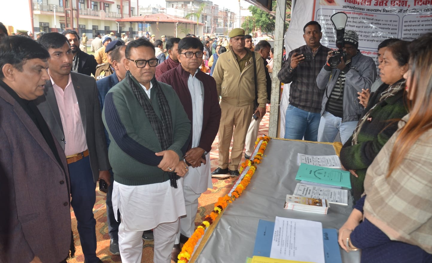 शामली सिटी ग्रीन  में आयोजित यूपी दिवस पर सांस्कृतिक कार्यक्रम प्रस्तुत करती छात्राएं । संवाद