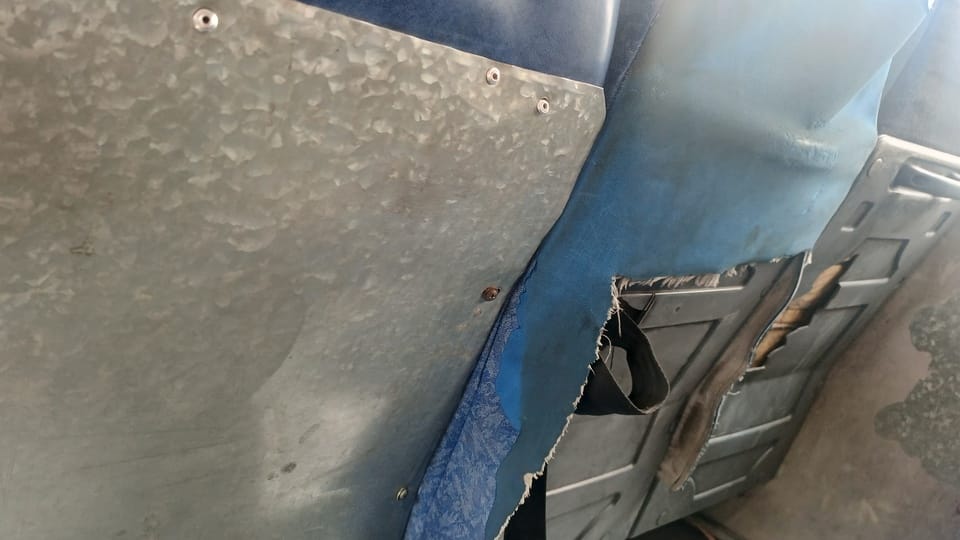 तार से जोड़ी सरकारी बस की हेडलाइट। संवाद