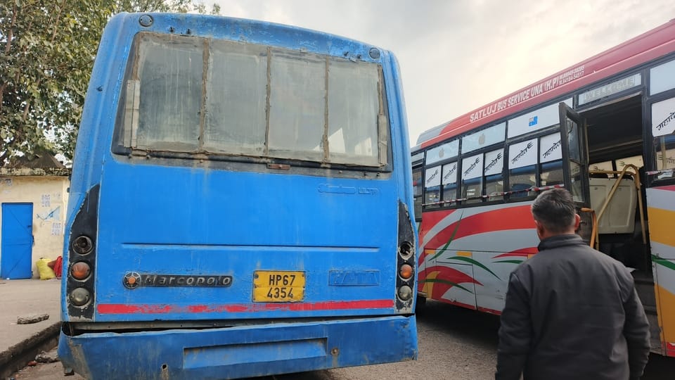 तार से जोड़ी सरकारी बस की हेडलाइट। संवाद