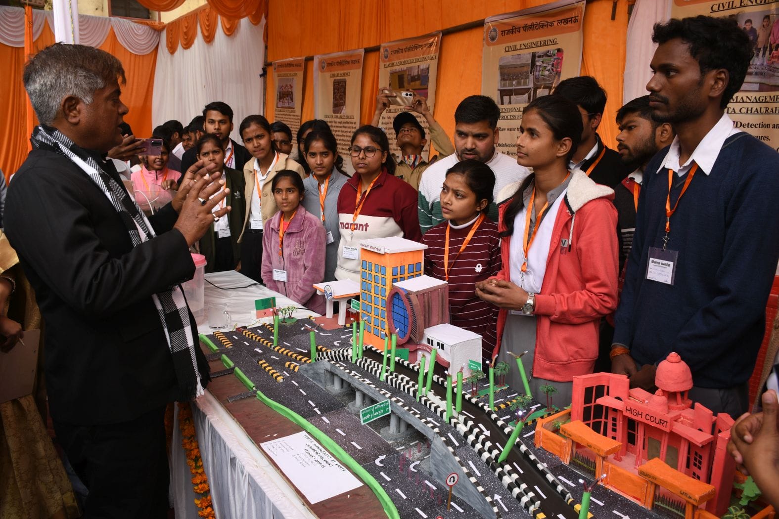 दीक्षांत समारोह में मेडल व प्रमाणपत्र देकर सम्मानित किया गया। दीक्षांत समारोह में मेडल व प्रमाणपत्र देकर सम्मानित किया गया।