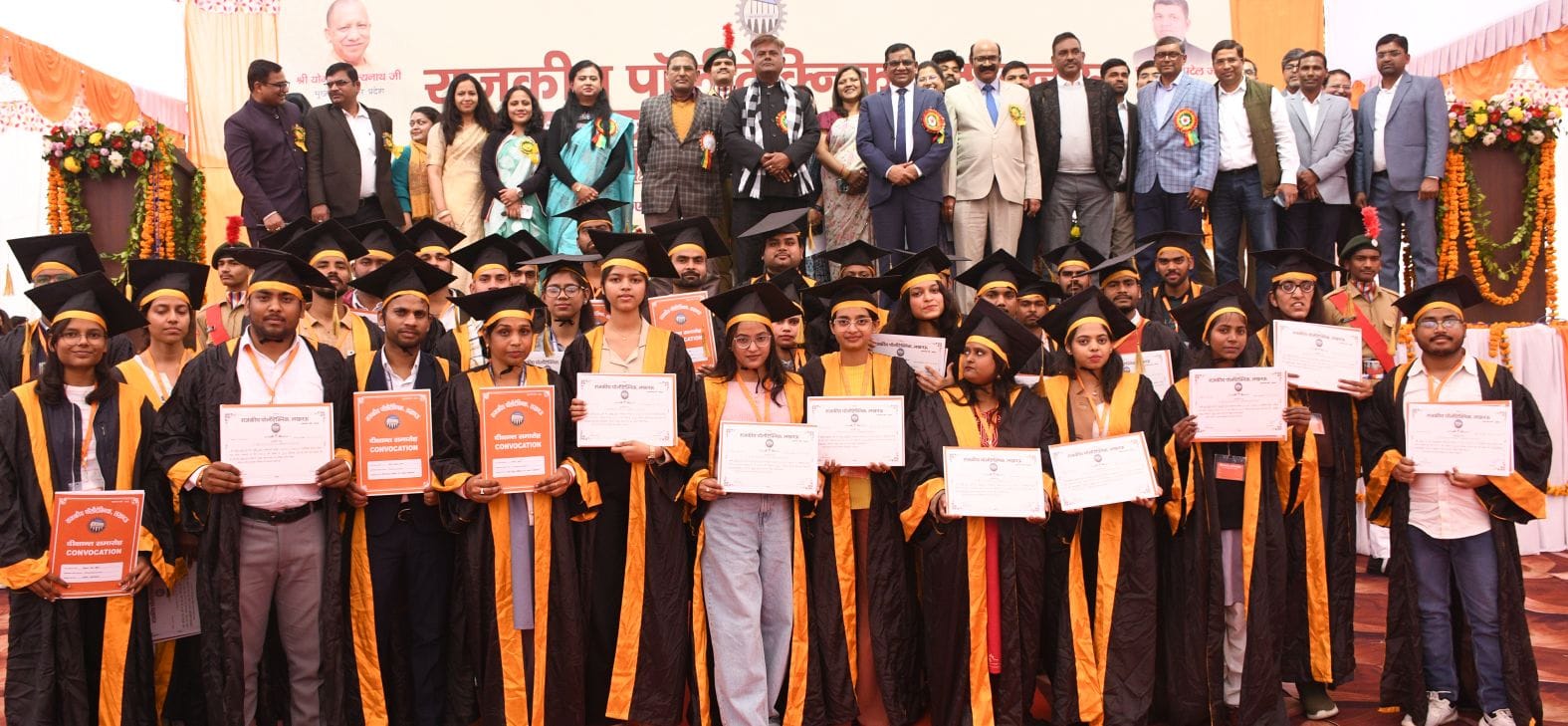 दीक्षांत समारोह में मेडल व प्रमाणपत्र देकर सम्मानित किया गया। दीक्षांत समारोह में मेडल व प्रमाणपत्र देकर सम्मानित किया गया।