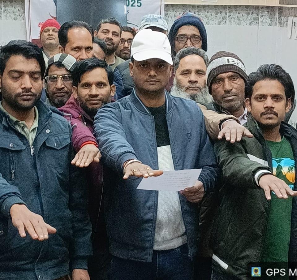 दौराला - दौराला थाने में राष्ट्रीय मतदाता दिवस पर शपथ लेते पुलिसकर्मी। स्रोत  : संवाद