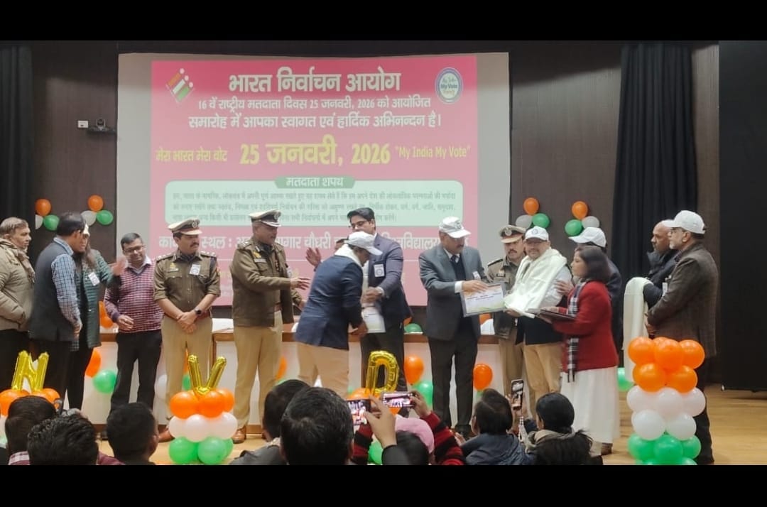दौराला - दौराला थाने में राष्ट्रीय मतदाता दिवस पर शपथ लेते पुलिसकर्मी। स्रोत  : संवाद