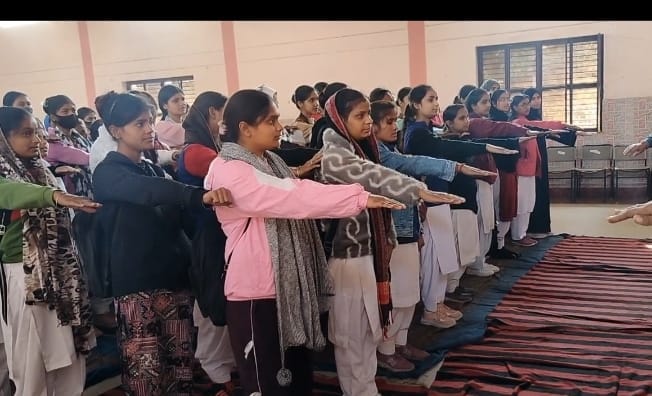 दौराला - दौराला थाने में राष्ट्रीय मतदाता दिवस पर शपथ लेते पुलिसकर्मी। स्रोत  : संवाद