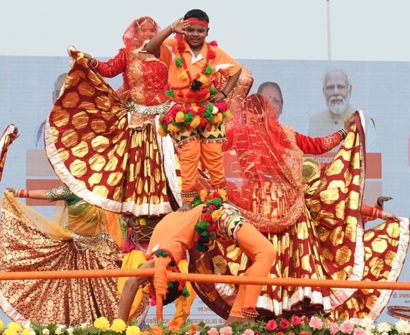 उत्तर प्रदेश दिवस के अवसर पर राष्ट्र प्रेरणा स्थल पर संस्कृति विभाग की ओर से आयोजित सांस्कृतिक 