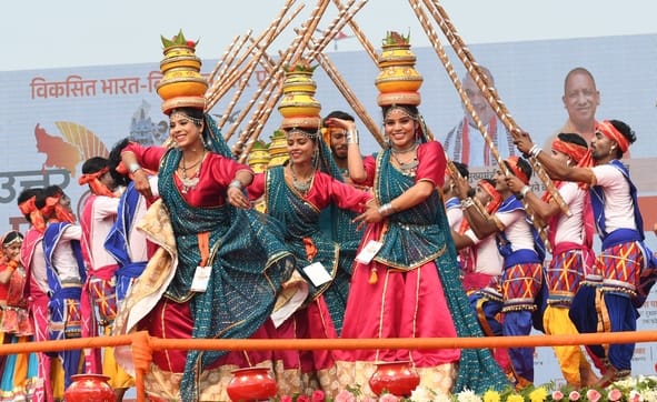 उत्तर प्रदेश दिवस के अवसर पर राष्ट्र प्रेरणा स्थल पर संस्कृति विभाग की ओर से आयोजित सांस्कृतिक 