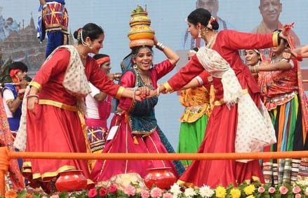 उत्तर प्रदेश दिवस के अवसर पर राष्ट्र प्रेरणा स्थल पर संस्कृति विभाग की ओर से आयोजित सांस्कृतिक 