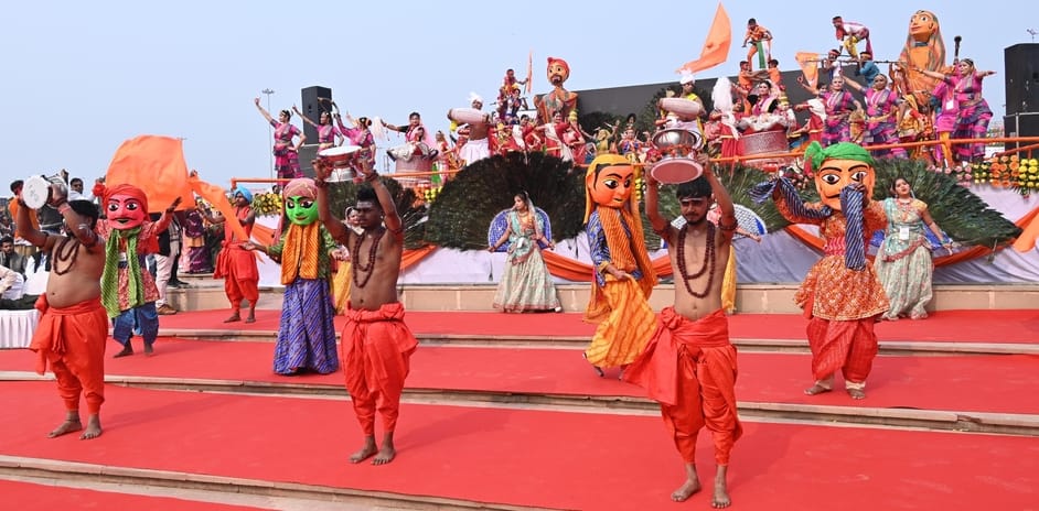 उत्तर प्रदेश दिवस के अवसर पर राष्ट्र प्रेरणा स्थल पर संस्कृति विभाग की ओर से आयोजित सांस्कृतिक 