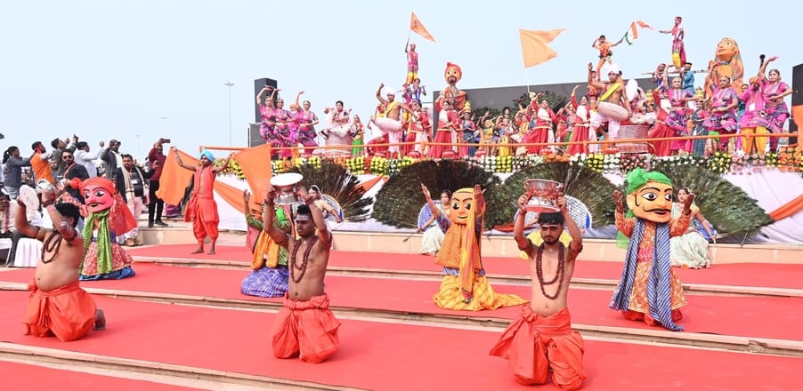 उत्तर प्रदेश दिवस के अवसर पर राष्ट्र प्रेरणा स्थल पर संस्कृति विभाग की ओर से आयोजित सांस्कृतिक 
