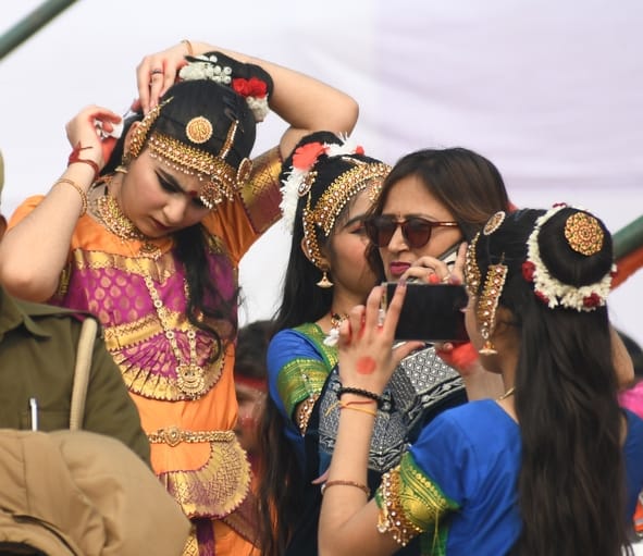 उत्तर प्रदेश दिवस के अवसर पर राष्ट्र प्रेरणा स्थल पर संस्कृति विभाग की ओर से आयोजित सांस्कृतिक 