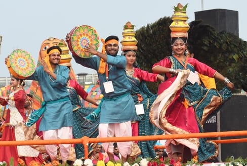 उत्तर प्रदेश दिवस के अवसर पर राष्ट्र प्रेरणा स्थल पर संस्कृति विभाग की ओर से आयोजित सांस्कृतिक 