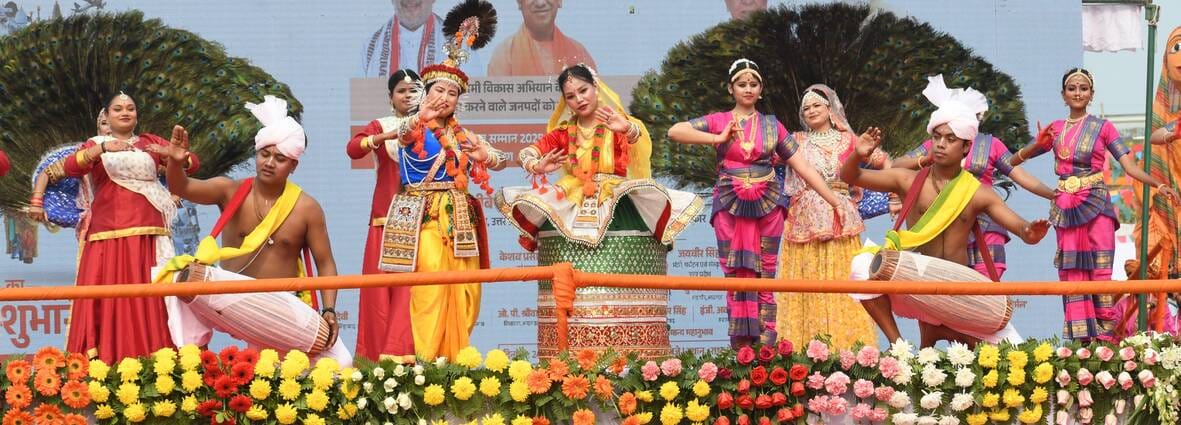 उत्तर प्रदेश दिवस के अवसर पर राष्ट्र प्रेरणा स्थल पर संस्कृति विभाग की ओर से आयोजित सांस्कृतिक 