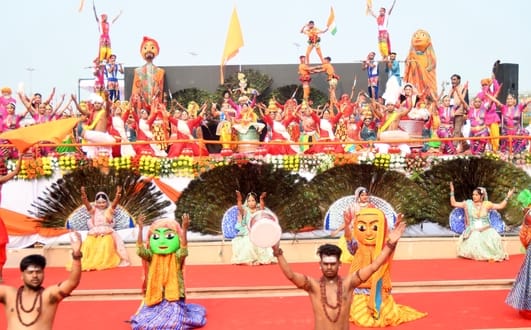 उत्तर प्रदेश दिवस के अवसर पर राष्ट्र प्रेरणा स्थल पर संस्कृति विभाग की ओर से आयोजित सांस्कृतिक 