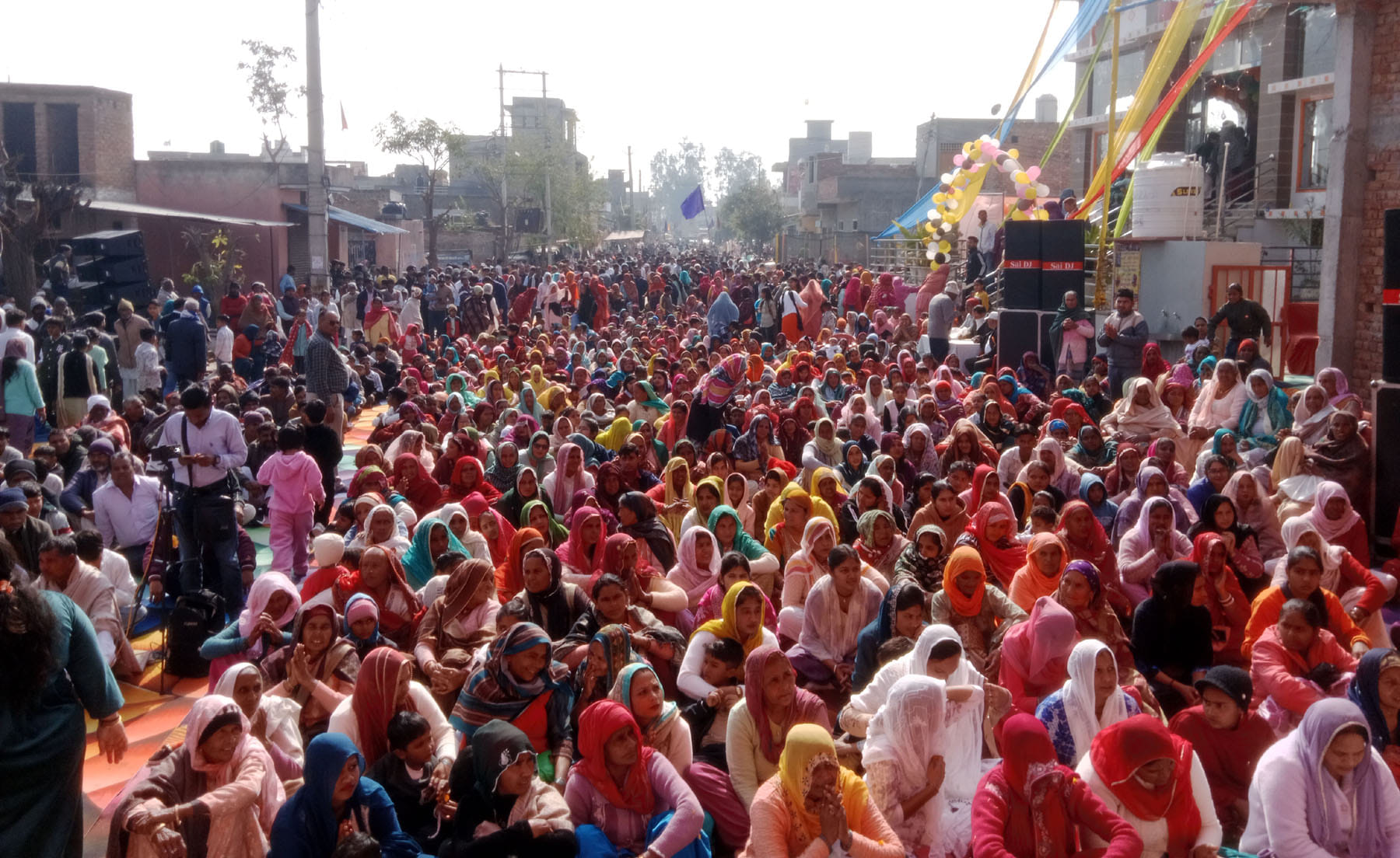 25केएलटी1: कार्यक्रम में भजन कीर्तन और शब्द गायन करते संत