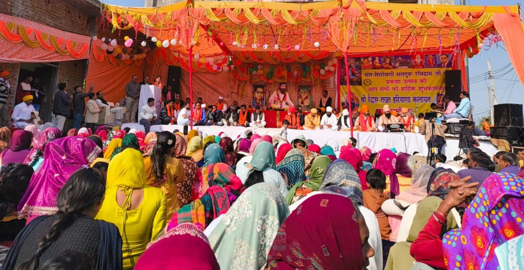 25केएलटी1: कार्यक्रम में भजन कीर्तन और शब्द गायन करते संत