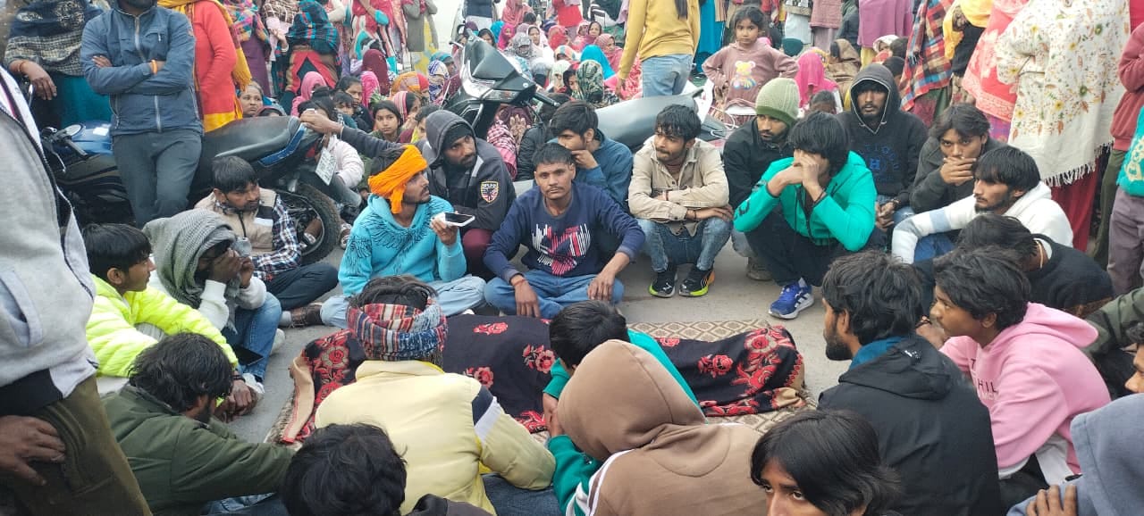 44 पाड़ा मोहल्ले में सावन हत्याकांड को लेकर एसपी के सामने अपनी मांग रखते परिवार के लोग। साथ में