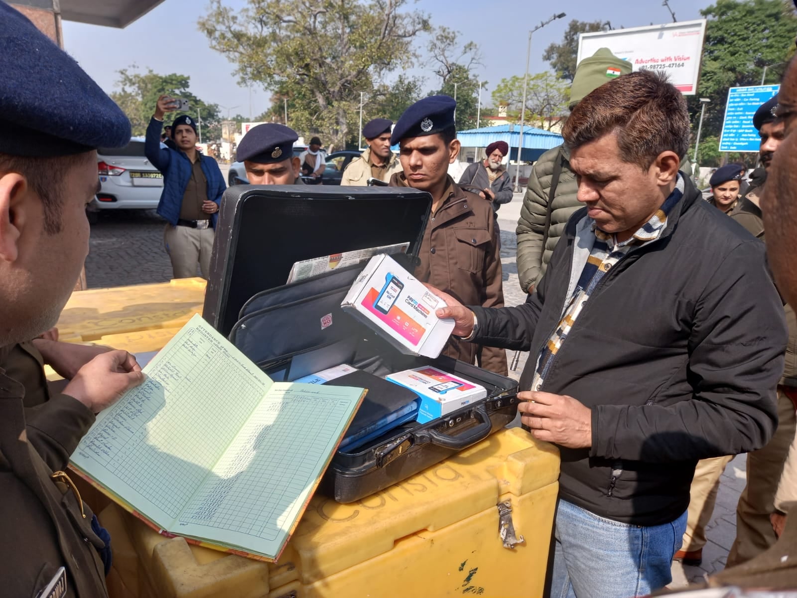 अंबाला कैंट रेलवे स्टेशन पर पार्किंग में तैनात कर्मचारी को निर्देश देते सुरक्षा प्रभारी। संवाद अंबाला कैंट रेलवे स्टेशन पर पार्किंग में तैनात कर्मचारी को निर्देश देते सुरक्षा प्रभारी। संवाद