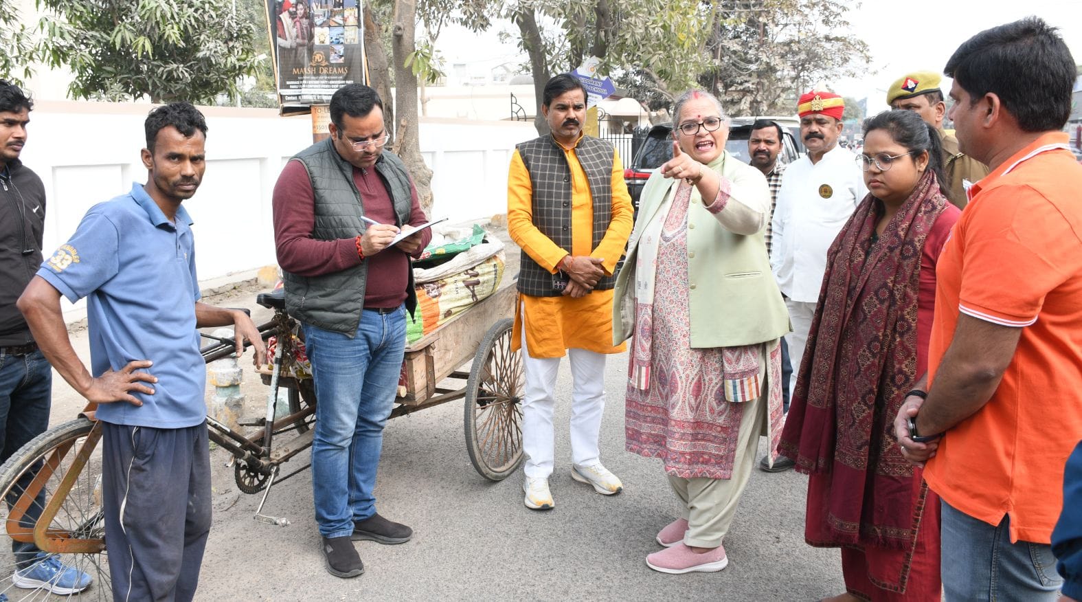 अवैध कूड़ा कलेक्शन करती तीन ठेलियां पकड़ीं।
