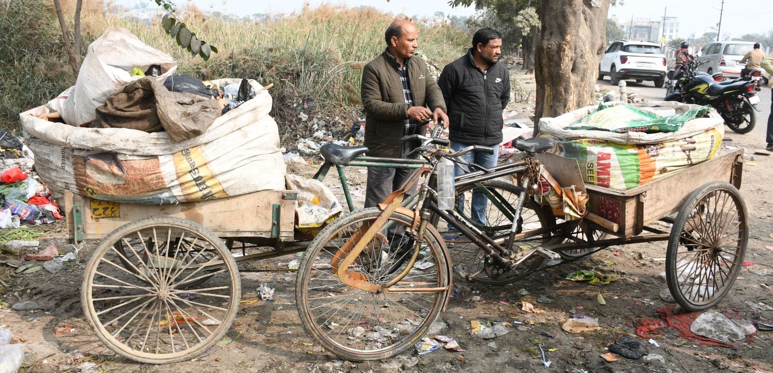  अवैध कूड़ा कलेक्शन करती तीन ठेलियां पकड़ीं।